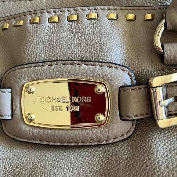 Michael Kors Rare Hamilton Handbag/Shoulder bag. Tan with gold. Snap and zipper - Picture 2 of 10